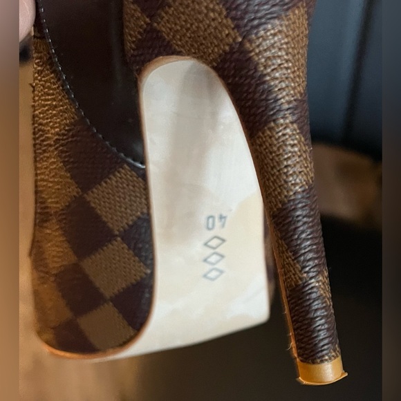 Louis Vuitton Damier Azur Pattern Stilettos. - Picture 4 of 6